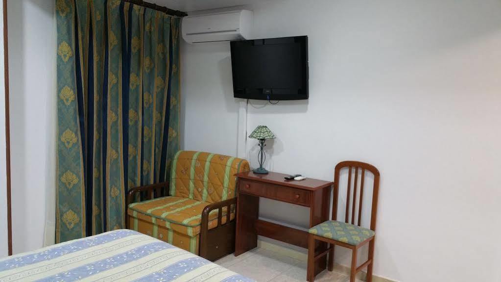 Hostal Restaurante El Lirio Bollullos Par del Condado Extérieur photo